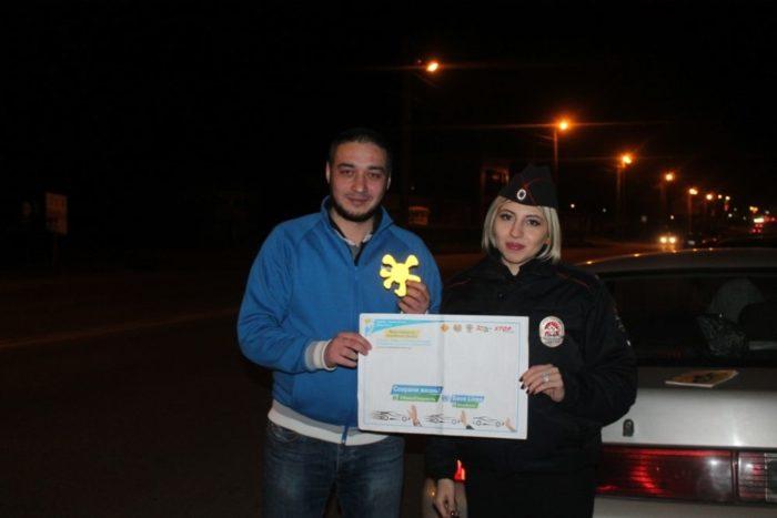 07КБР Пешеходы Нальчика поддержали акцию «Сохрани жизнь! #СбавьСкорость» световозвращающими символами кампании (1)