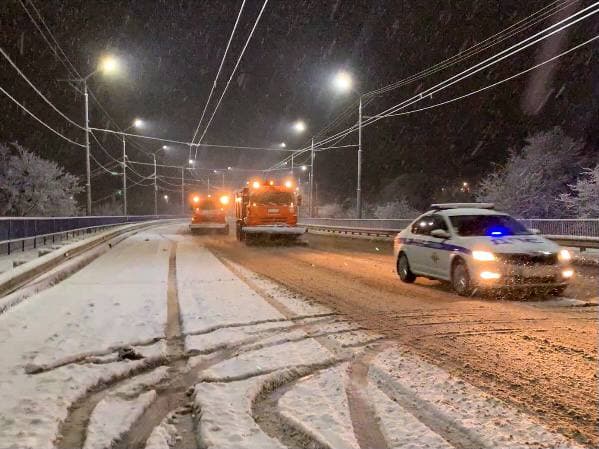С началом снегопада в столице Кабардино-Балкарии начались снегоуборочные работы